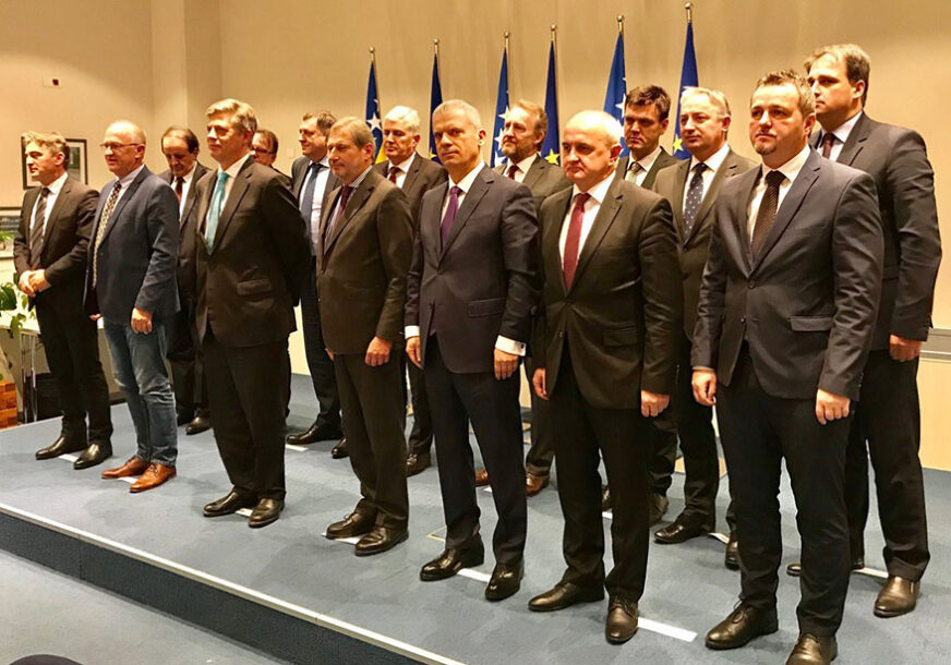 MIJENJAJU MIŠLJENJE ČEŠĆE OD ČARAPA Političari u BiH šampioni nedosljednosti, a glasači im SVE OPRAŠTAJU