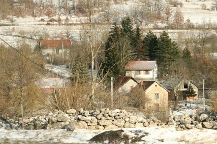 Muke srpskih povratnika: Mještani sela Trubar kod Drvara već 3 decenije čekaju struju