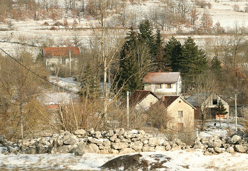 Muke srpskih povratnika: Mještani sela Trubar kod Drvara već 3 decenije čekaju struju