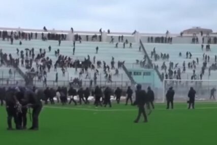 HAOS U ALŽIRU Preko 60 povrijeđenih na fudbalskom meču (VIDEO)