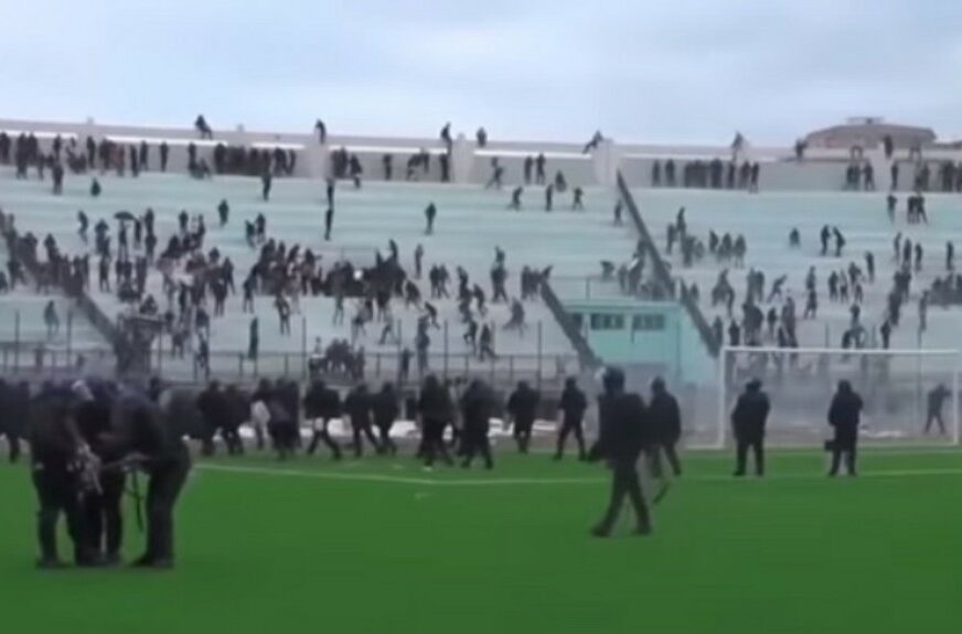 HAOS U ALŽIRU Preko 60 povrijeđenih na fudbalskom meču (VIDEO)