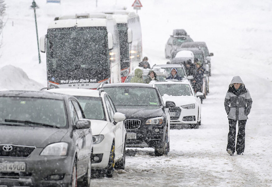 BABA MARTA BLOKIRA SAOBRAĆAJ Snježna vijavica uzrokovala kilometarski zastoj kamiona na Kupreškom polju