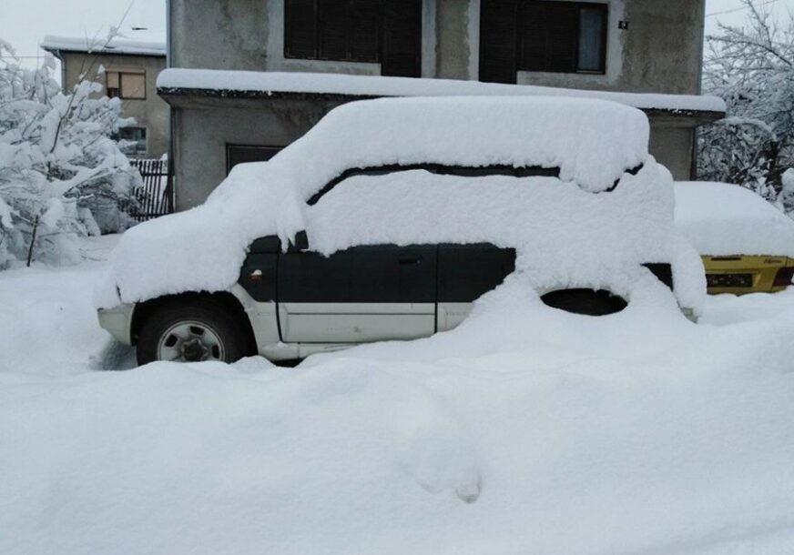 ALARMANTNA SITUACIJA Krizni štab zasjeda u Drvaru, snijeg viši od POLA METRA