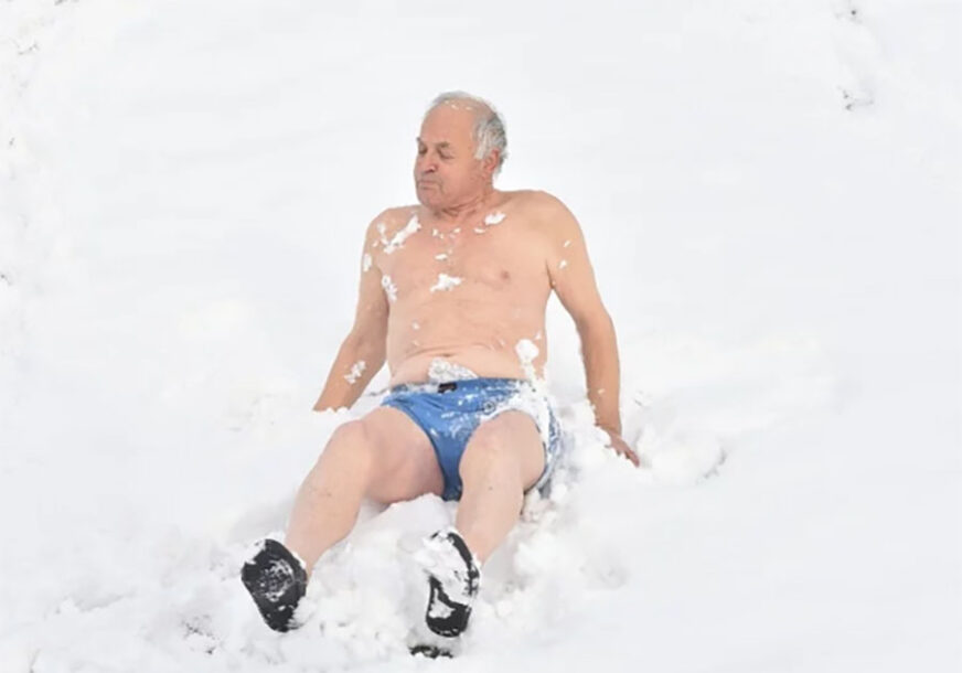 NE SMETA MU ZIMA Zeničanin zaplivao u Bosni na -5 stepeni, pa legao u snijeg