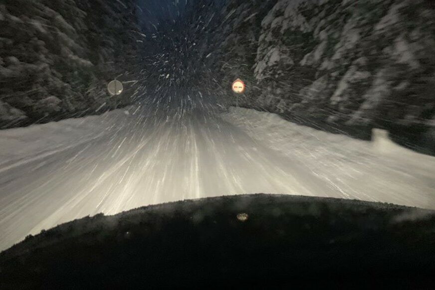 Sokolac ulazi u NEIZVJESNU NOĆ: Muškarac i dijete ZAROBLJENI U SNIJEGU (VIDEO)