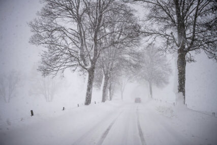 NE JURITE, NIJE BEZBJEDNO Zbog snježne lavine obustavljen saobraćaj na putu Kladanj - Olovo