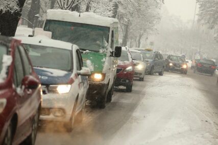 VOZAČI, SMANJITE GAS Snijeg usporava i otežava saobraćaj, na ovoj dionici PRIJETE LAVINE