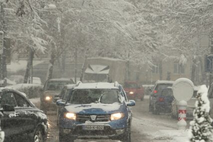 VOZAČI OPREZ Snježni nanosi i vjetar stvaraju probleme na putevima (VIDEO)
