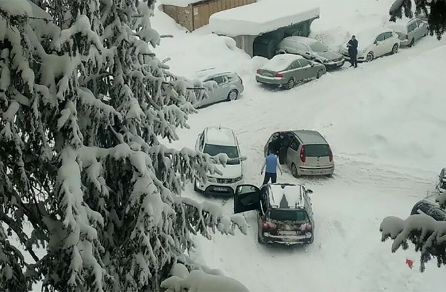 NEUGODNO IZNENAĐENJE Vozila zaglavila u snijegu, a policija ih "počastila" kaznama za nepropisno parkiranje