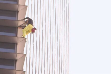 UHAPŠEN FRANCUSKI SPAJDERMEN Neustrašivi Alen Rober se popeo na neboder od 47 spratova pa priveden (VIDEO)