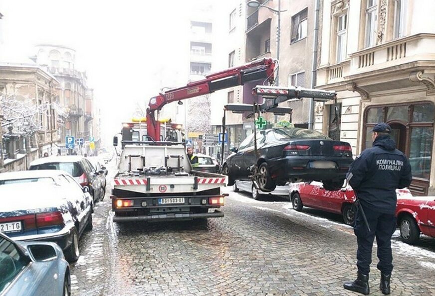 KAKO DA PREPOZNATE DIVLJI TAKSI Na autu imaju OVU KROVNU OZNAKU