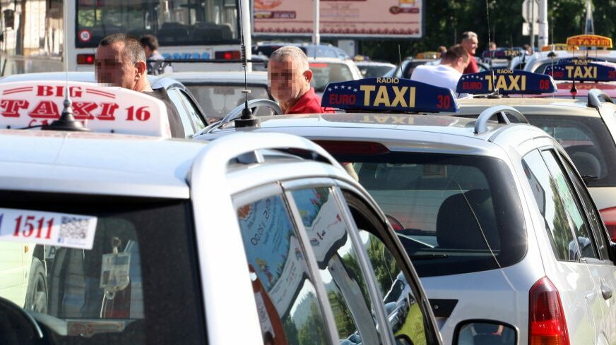 BORBA PROTIV DIVLJEG PREVOZA Sutra počinje podijela naljepnica za taksiste