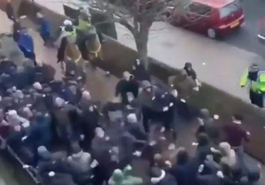 ŽESTOKO PESNIČENJE Razjarene huligane Milvola i Evertona razdvajali policajci na konjima (VIDEO)