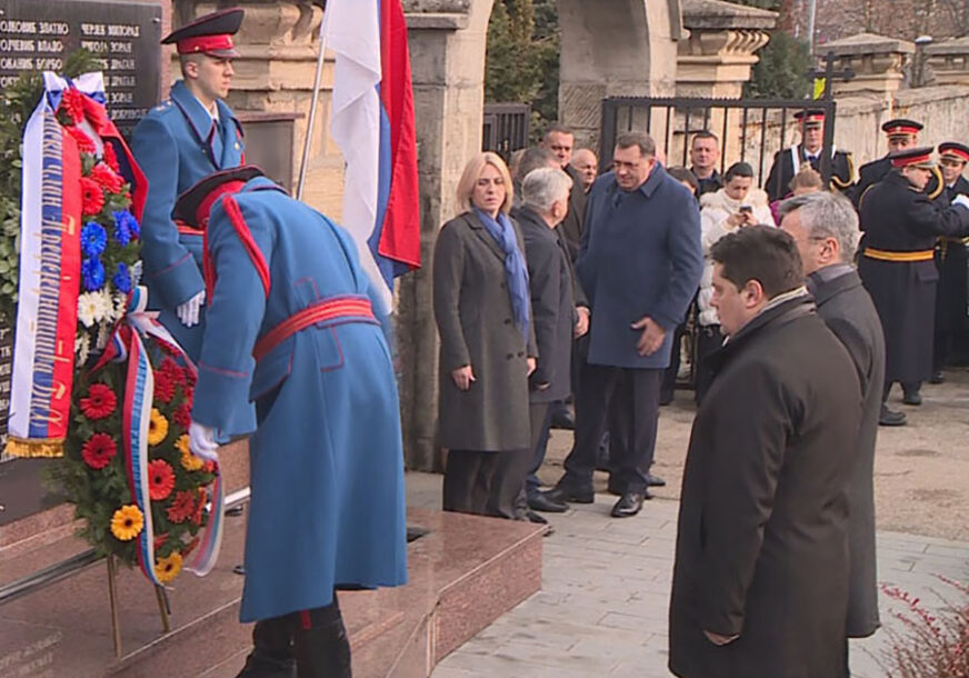 POČELO OBILJEŽAVANJE DANA REPUBLIKE Odata počast poginulim borcima, na banjalučkom groblju brojne delegacije (FOTO)