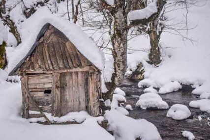 ZADIVLJUJUĆI PRIZORI U BIJELOM Stara vodenica pod snijegom ČUVA TAJNE stare više od 100 godina