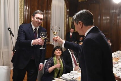 SRBI VOLE SLOVENCE Vučić priredio svečanu večeru za slovenačkog predsjednika