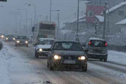 Kako da vozite po ciči zimi, a da NE ZAVRŠITE POKRAJ PUTA: Najvažniji savjeti i preporuke za vozače tokom zimskih dana