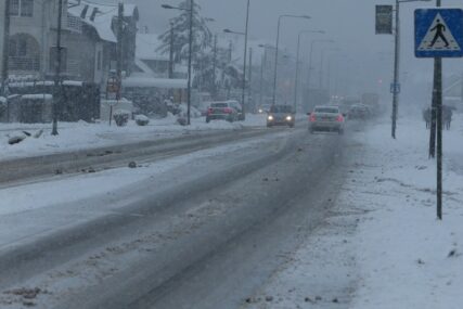 PROBLEMI NA PUTEVIMA Snijeg i poledica otežavaju saobraćaj