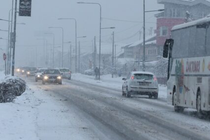 HAOTIČNO STANJE Snježni nanosi otežavaju saobraćaj na auto-putu Banjaluka – Doboj (VIDEO)