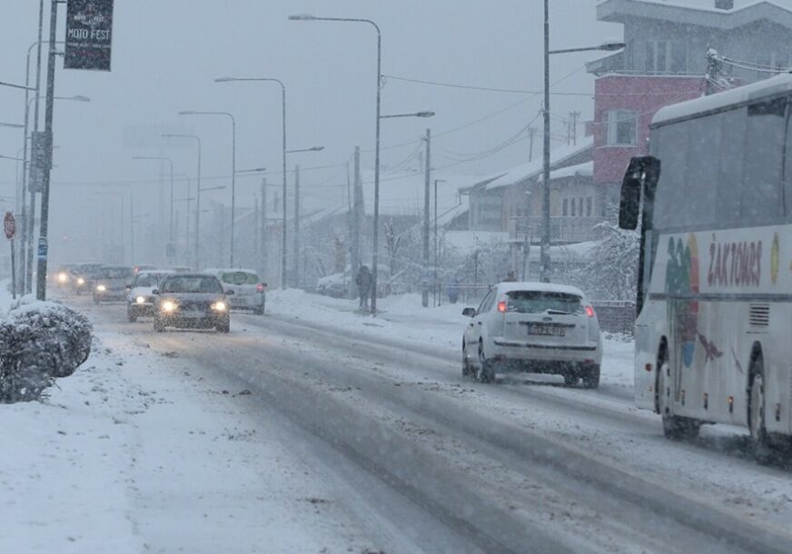 NIKUDA BEZ ZIMSKE OPREME Vozači, oprez zbog ugaženog snijega na putevima