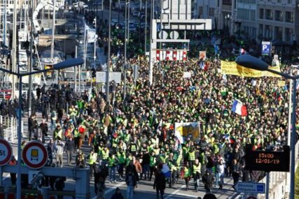 NOVI PROTESTI "Žuti prsluci" se ponovo okupljaju širom Francuske, policija na ulicama sa SPECIJALNIM ORUŽJEM (FOTO)