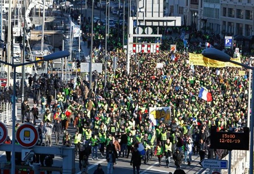 NOVI PROTESTI "Žuti prsluci" se ponovo okupljaju širom Francuske, policija na ulicama sa SPECIJALNIM ORUŽJEM (FOTO)