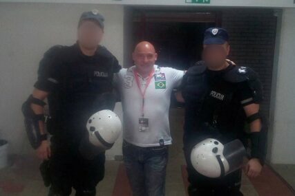 PROVOKACIJA ILI FETIŠ Ubica jezivog osmijeha se slikao sa policajcima širom Evrope (FOTO)