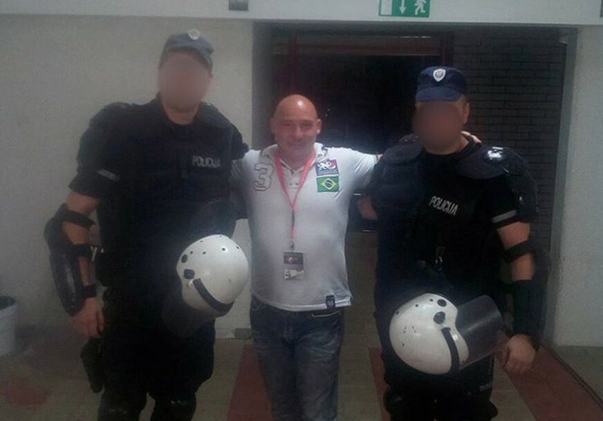 PROVOKACIJA ILI FETIŠ Ubica jezivog osmijeha se slikao sa policajcima širom Evrope (FOTO)