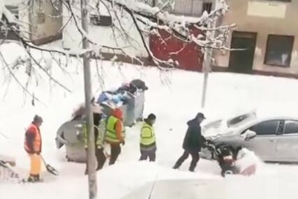 LOPATE ODMARAJU Jedan čisti snijeg, četvorica ga prate (VIDEO)