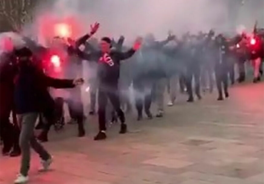 "GORI" MANČESTER Francuski navijači okupirali Ostrvo pred derbi Lige šampiona (VIDEO)