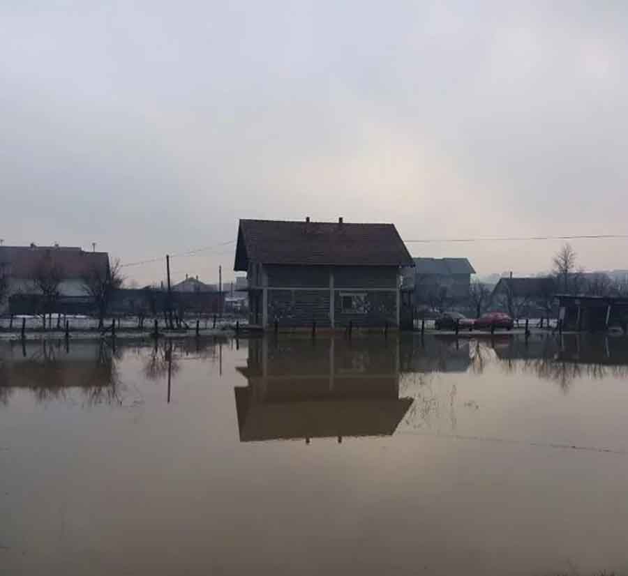 TEŠKA SITUACIJA U BUGOJNU Poplavljeno 30 kuća, građani PREPUŠTENI SAMI SEBI