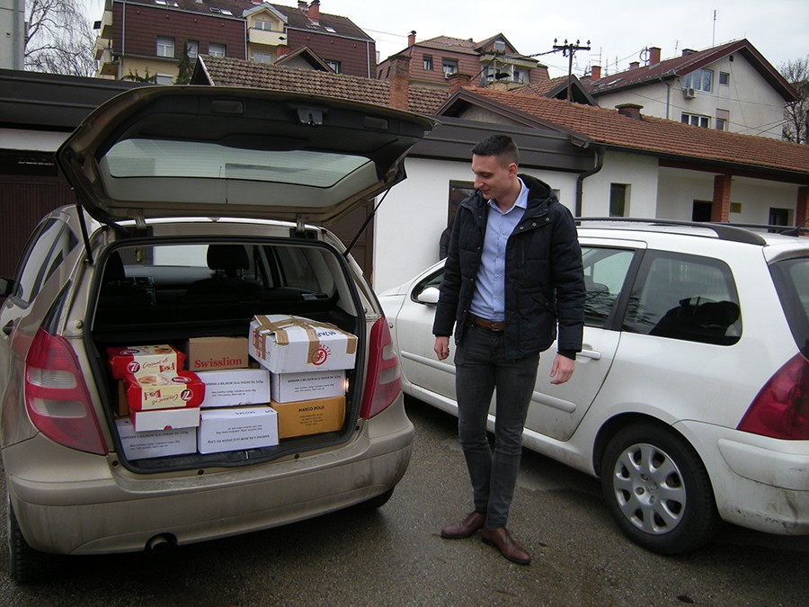 AKCIJA "STUDENTI SRPSKE" Uručeni paketi suvih obroka socijalno ugroženim porodicama