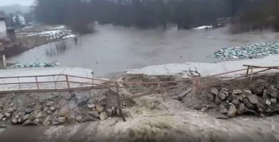SNAŽNA BUJICA Voda urušila most na Vrbasu (VIDEO)