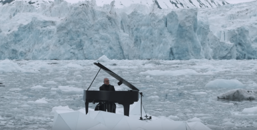 Poznati italijanski kompozitor svira na ledu (VIDEO)