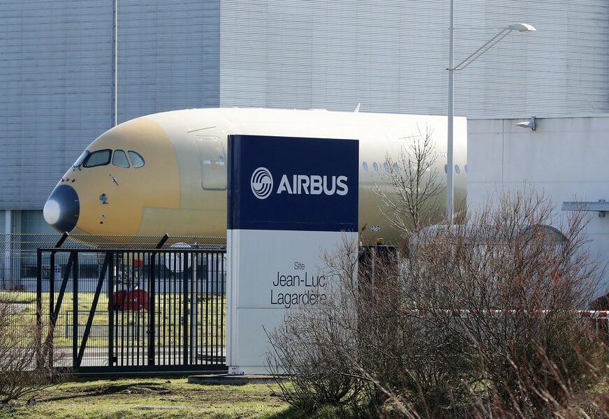 UOČENE PUKOTINE Inspektori pregledaju krila aviona "Erbas A380"