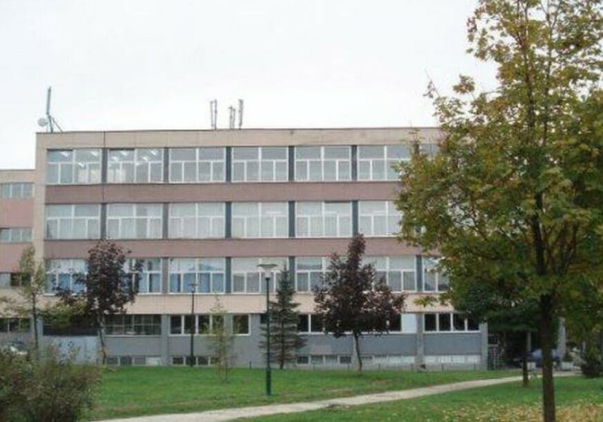 ZGRADA EVAKUISANA Dojava o BOMBI u sarajevskoj Drugoj gimnaziji, policija obavlja uviđaj