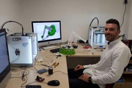 POMOĆ UČENICIMA Haris iz Brčkog osmislio prototip robotske ruke koja može prenositi predmete