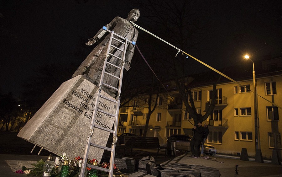 KONTROVERZNA STATUA U Gdanjsku preko noći ruše i postavljaju spomenik SVEŠTENIKU PEDOFILU