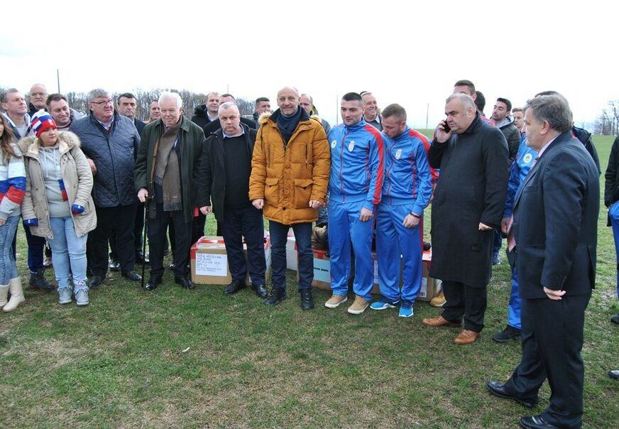 Ruski ambasador uručio opremu fudbalerima "Budućnosti" iz Pilice