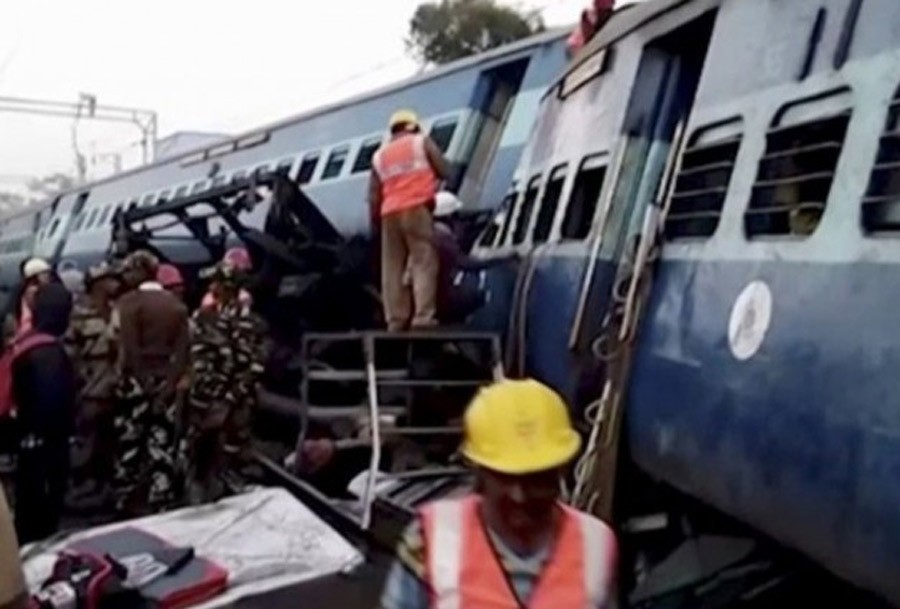 STRAVIČNA ŽELJEZNIČKA NESREĆA Voz iskočio iz šina u Indiji, sedam osoba poginulo (VIDEO)