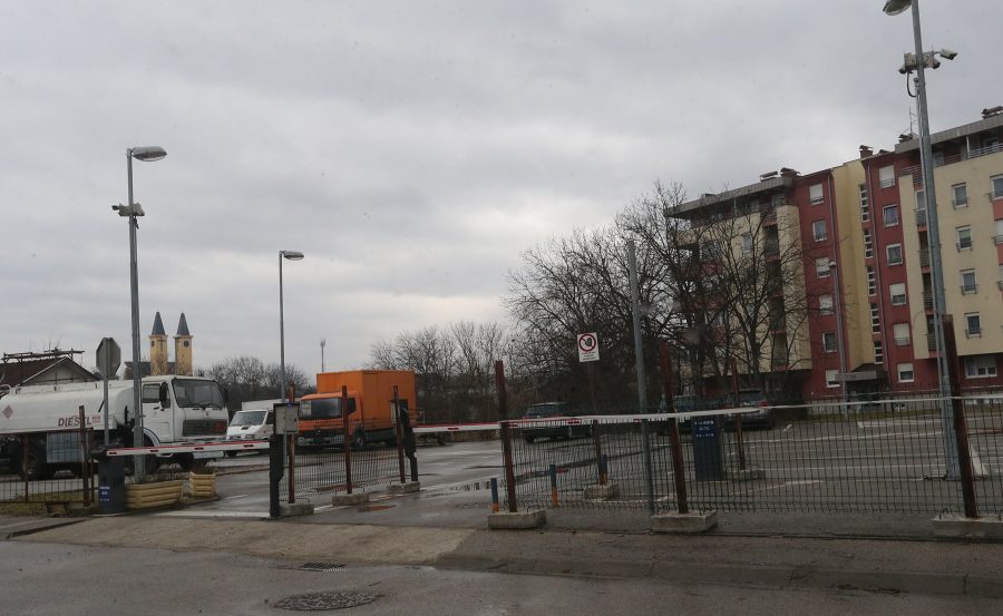 Zbog parkinga INTERVENISAO i ombudsman: Stanarima u Rosuljama 3 godine trebalo da PROBUDE gradske službe