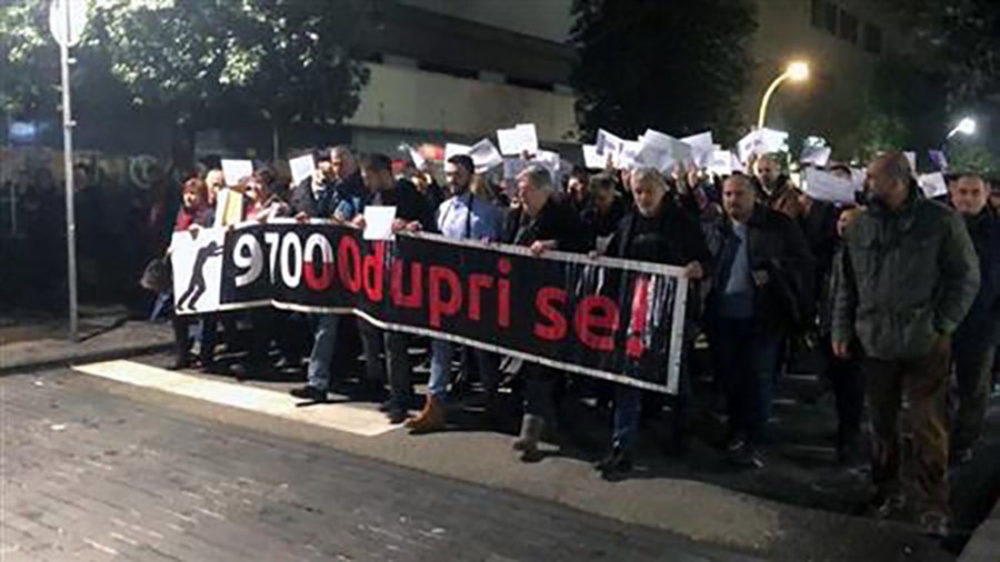 "MILO, LOPOVE" Oko hiljadu građana protestuje u Podgorici povodom afere "Koverat"