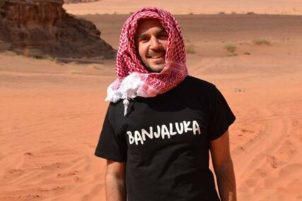 PROPUTOVAO SVIJET, A PONOSAN NA BANJALUKU Robert Dacešin kroz pustinju u lokalpatriotskoj majici