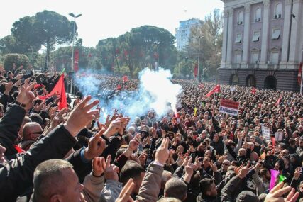 DIMNE BOMBE, BAKLJE I SUKOB SA POLICIJOM Haos na ulicama Tirane, opozicija traži ostavku Edija Rame