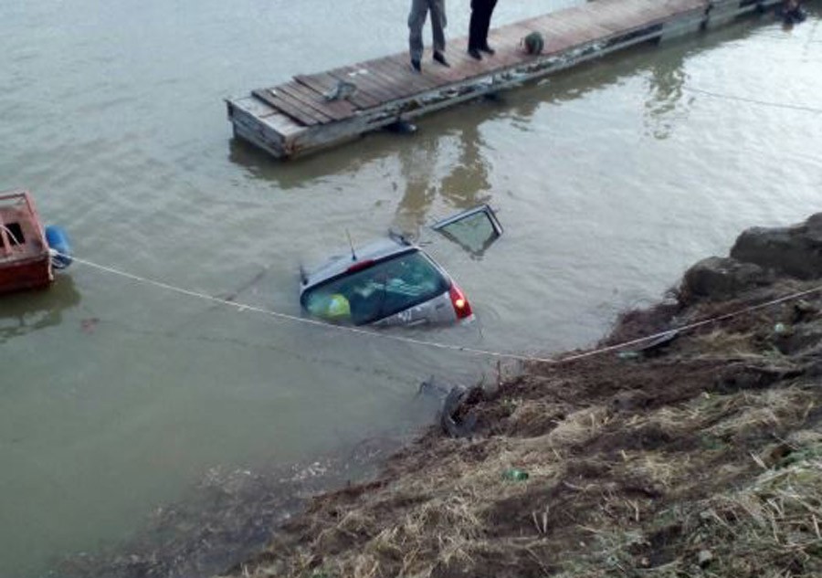 NESREĆA U BRČKOM Automobil sletio u rijeku Savu, nema povrijeđenih