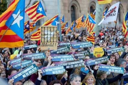 DEMONSTRACIJE U BARSELONI Više hiljada ljudi traži oslobađanje katalonskih lidera (VIDEO, FOTO)