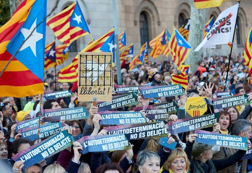 DEMONSTRACIJE U BARSELONI Više hiljada ljudi traži oslobađanje katalonskih lidera (VIDEO, FOTO)