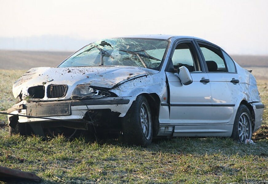 TRAGEDIJA Sletjeli s puta "BMW"- om i isprevrtali se, mladić poginuo, vozač povrijeđen