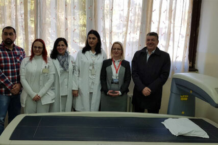 POKLON ZAVODA DR MIROSLAV ZOTOVIĆ Bolnica u Doboju dobila aparat za mjerenje mineralne gustine kostiju
