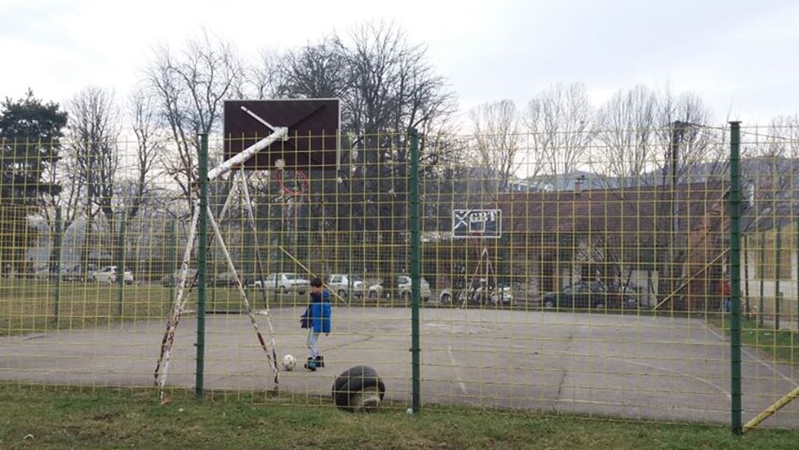 VANDALIZAM U BORIKU Huligani uništili igralište, dječak ostao TUŽAN NA TERENU (FOTO)